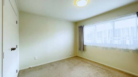 Close to Town Centre - Recently Refurbished - Photo 3