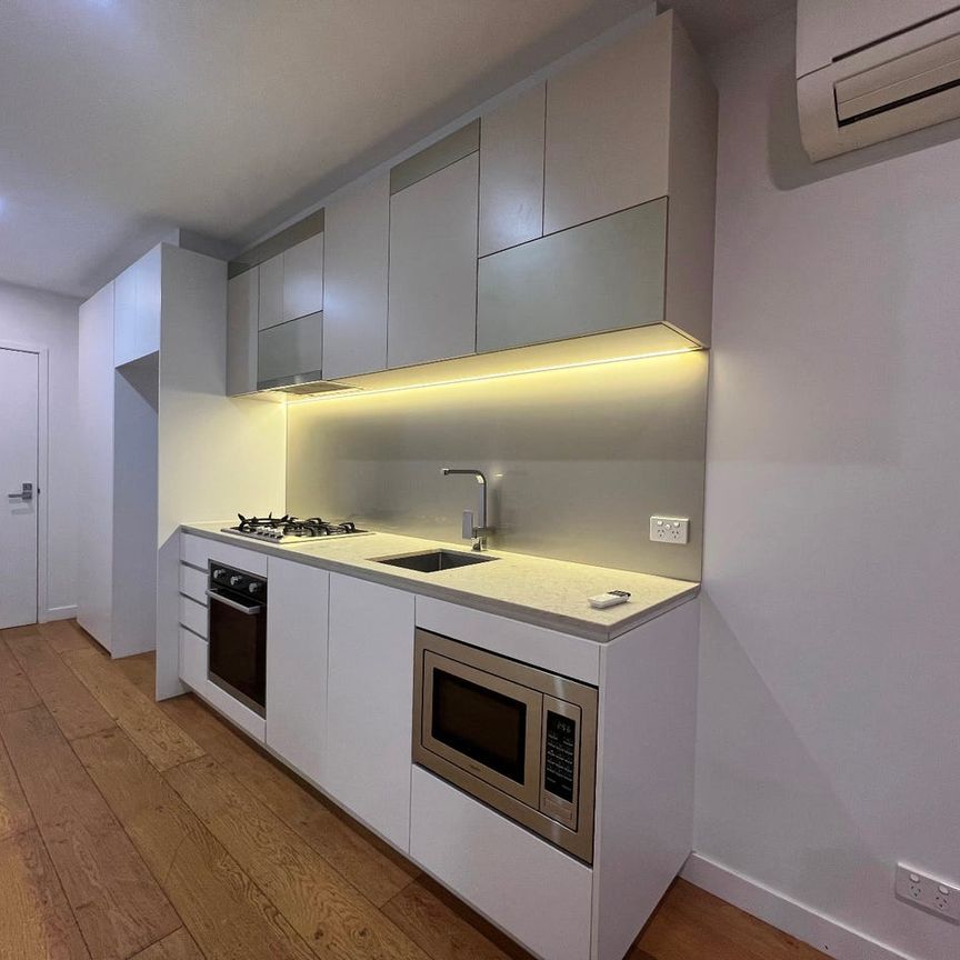 Stunning City Views from Modern Apartment - Photo 1