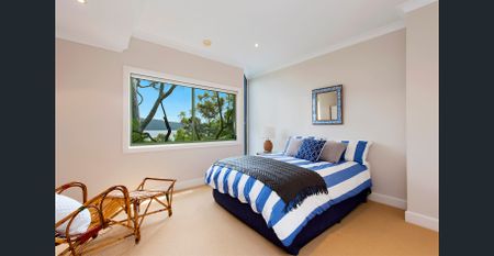 4 Bedroom Deep Waterfront Home - Photo 3