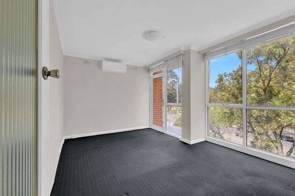 Great Value Apartment With Views Over Fawkner Park. - Photo 1