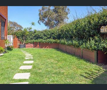 Modern, Sunny Top Floor Two Bedroom Apartment - Photo 4