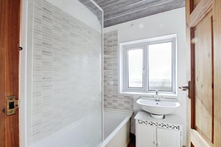 3 bedroom end of terrace house to rent - Photo 4