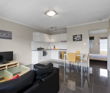 Stylish Furnished Apartment - Great Value! - Photo 1