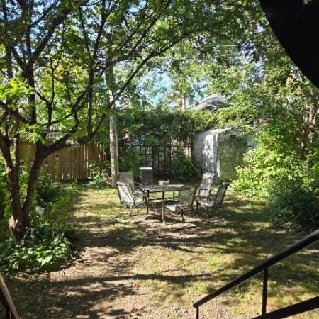 3 bedroom private backyard pet friendly - Photo 1