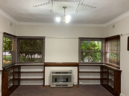 Gorgeous Three Bedroom East Albury Home - Photo 2