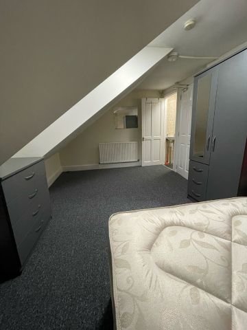 Room in a Shared House, College Road, RG6 - Photo 3
