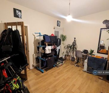 2 bedroom end of terrace house to rent - Photo 3