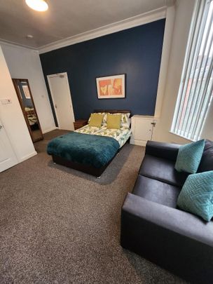 1 bedroom in a house share to rent - Photo 1