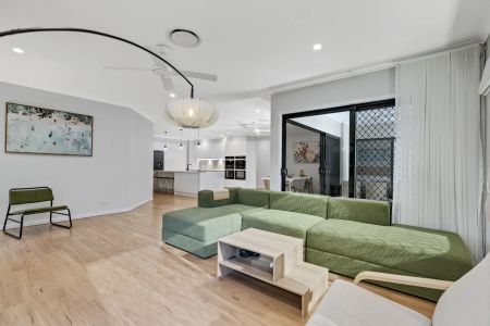 Spacious Poolside Family Home – Fully Furnished - Photo 3