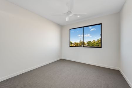 Modern Newly Built Townhouse with Excellent Access to Public Transport - Photo 4