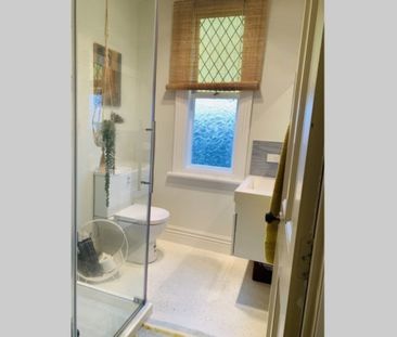 Charming Villa with Classic Features - Photo 5