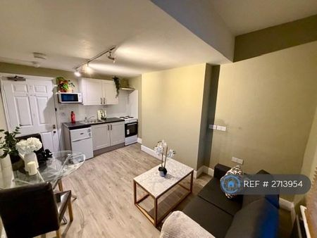 Studio to rent - Photo 2