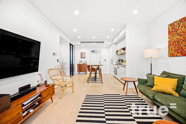 STUNNING APARTMENT IN PRIME LOCATION - Photo 1