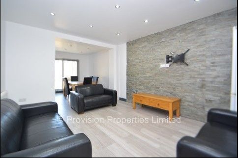 5 Bedroom Student Properties Hyde Park - Photo 1