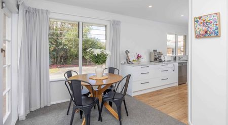 Well Maintained Brick Home - Photo 5