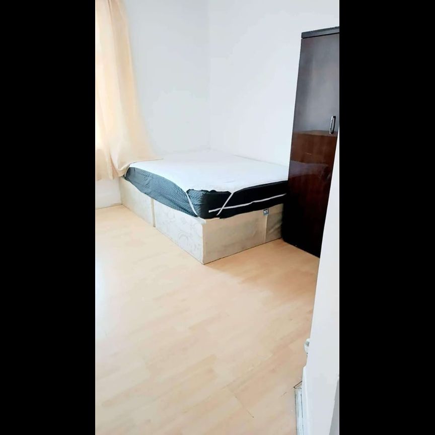 Room in a Shared House, Sibley Grove, E12 - Photo 1
