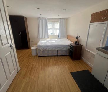 Studio to rent - Photo 3