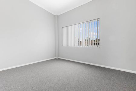 Coastal Convenience - Quiet Top-Floor Living - Photo 3