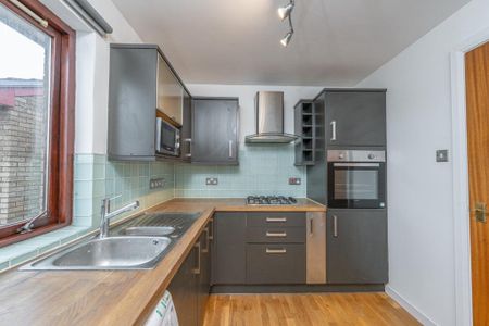 2 bedroom flat to rent - Photo 2