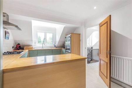 A substantial family home set in a desirable private road in Sevenoaks. - Photo 4