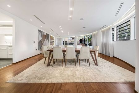 An opportunity to acquire a four bedroom lateral apartment (247 sq m/2,666 sq ft) set within this landmark purpose built block with parking and 24 hour concierge.viewing - Photo 3