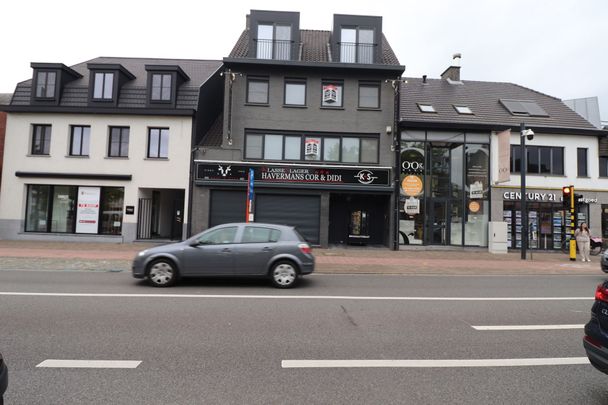 Gerenoveerd appartement op de 1ste verdieping met ruim terras (ca 70 m²) met autostaanplaats en fietsenberging. - Photo 1