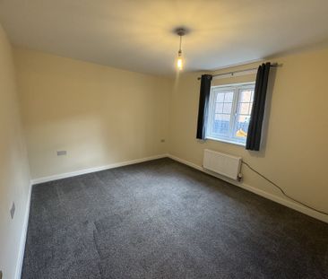 Two Double Bedrooms House with Waterfront Views, Close to Rail Links - Photo 2