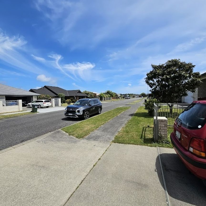 Spacious 3/4 bedroom home in sought after area in Paraparaumu - Photo 1