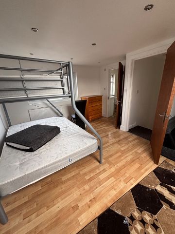 5 Bed Terraced House, Pembroke Road, N13 - Photo 2