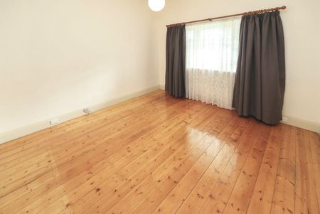 Charming Glen Iris Home with Large Backyard - Photo 3