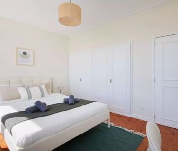 Room in a shared 10-bedroom apartment for rent in Lisbon - Photo 2
