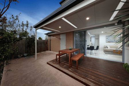 Modern Townhouse, Superbly Presented - Photo 4