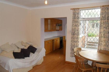 2 bedroom end of terrace house to rent - Photo 2