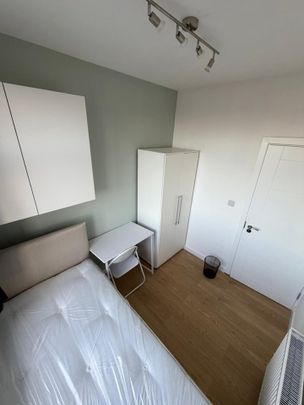 Room in a Shared House, North Circular Road, NW10 - Photo 1