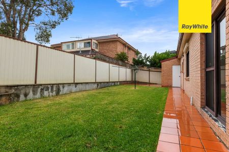 Renovated Large Three Bedroom House - Photo 4