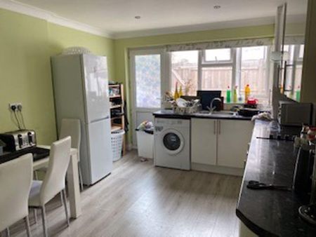 1 bedroom in a house share to rent - Photo 5