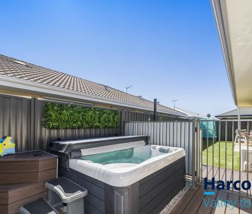 Low-maintenance living with modern comfort and great entertaining - Photo 3