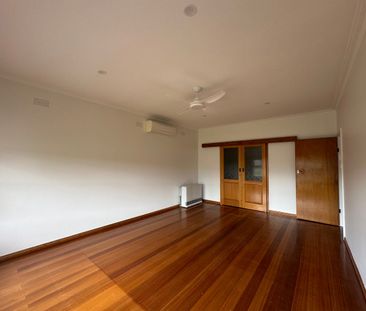 Freshly painted 3 bedroom home - Photo 3