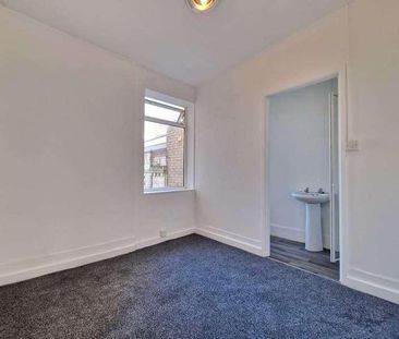 Clifton Drive, Squires Gate, FY4 - Photo 3