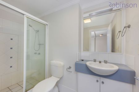 Contemporary one bedroom apartment located on 2nd floor of 'Essington Apartments' - Photo 4