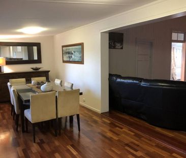 Large residence, close to all amenities - Photo 2