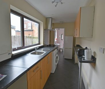 3 Bedroom Mid Terraced House - Photo 2