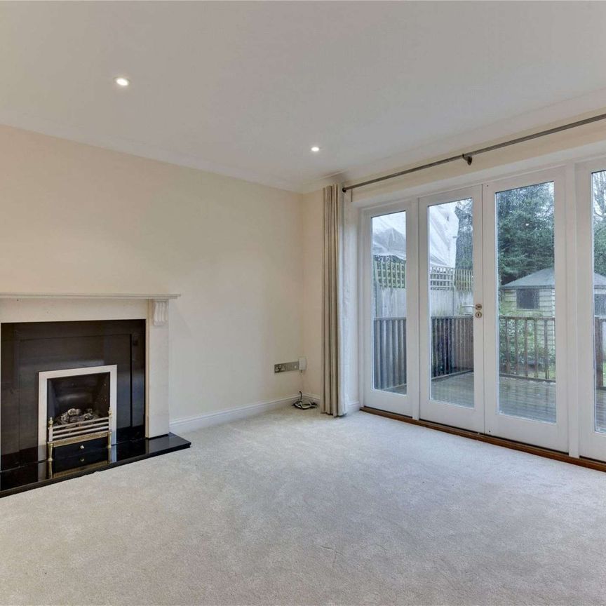 A beautifully presented and recently refurbished contemporary family home in a desirable location within easy walking distance of the local amenities and Hampton Court train station. - Photo 1