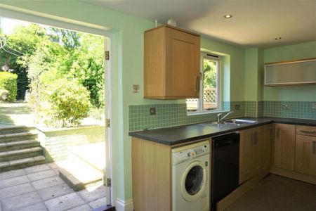 2 bedroom semi-detached house to rent - Photo 5