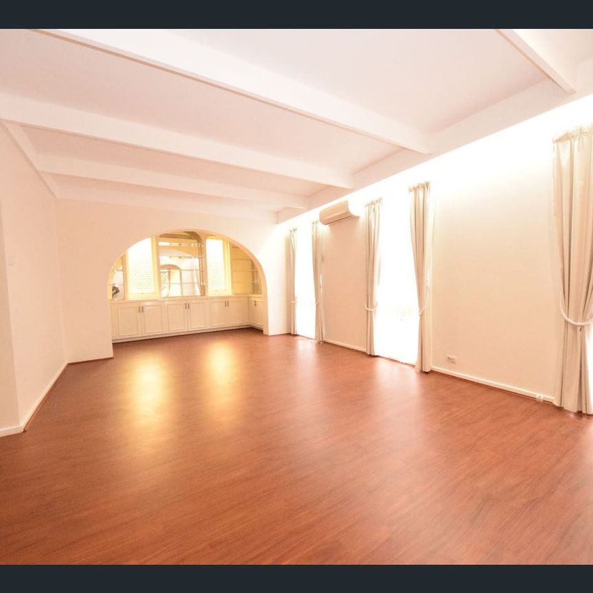 Completely Renovated 4 bedrooms house in Box Hill Central - Photo 1