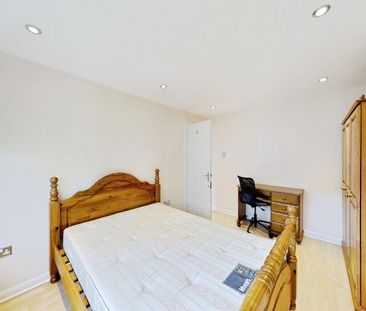 4 bedroom semi-detached house to rent - Photo 5