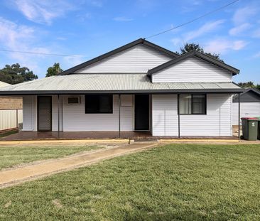 COMFORTABLE 2 BEDROOM HOME! - Photo 1