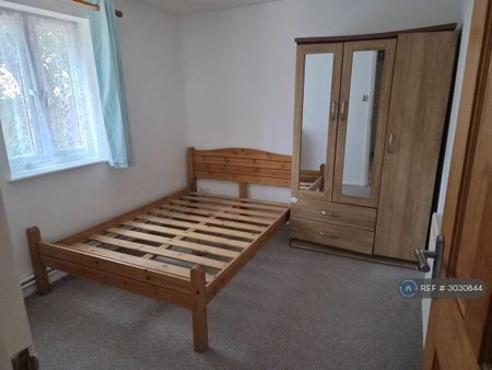 2 bedroom maisonette to rent - Photo 2
