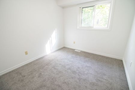 **SPACIOUS** 4 BEDROOM TOWNHOUSE IN ST. CATHARINES!! - Photo 4