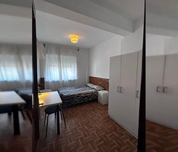 Double bed in Room in a shared 6-bedroom apartment for rent in Cuat... - Photo 3